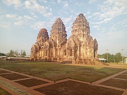 รับ-ส่ง งานเหมาลพบุรี 24 ชม. จากสนามบินหรือกรุงเทพฯ สู่เมืองประวัติศาสตร์พระปรางค์สามยอด รถสะอาด แอร์เย็นชื่นใจ ข้อมูลแน่น เส้นทางแม่นยำ ไว้ใจเราได้เสมอ